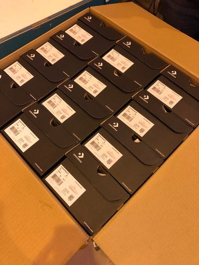 converse cipők dobozokban.